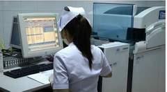 Phía sau thành công của bác sĩ là ai?