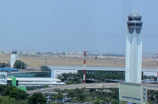 Sét đánh, Tân Sơn Nhất đóng cửa đường băng