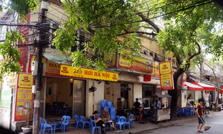 Hà Nội: Rạp chiếu phim “biến” thành quán bia hơi