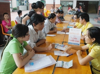 Nhiều trường đại học nhận hồ sơ xét tuyển bằng điểm sàn