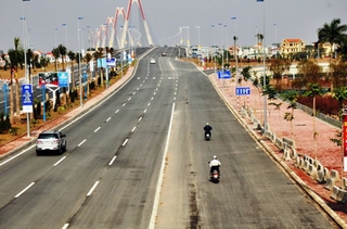 Dỡ bỏ toàn bộ quảng cáo trên cầu Nhật Tân