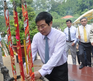 Dâng hương tưởng niệm các liệt sĩ Giao bưu - Thông tin R