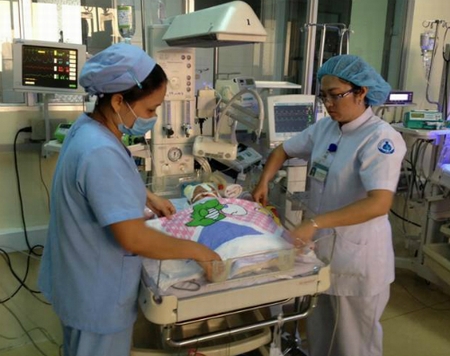 Giây phút căng thẳng mổ lấy dao khỏi đầu bé sơ sinh