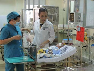 Bé trai bị dao đâm xuyên sọ đã bú được sữa mẹ