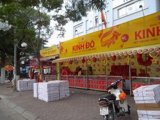 Xử lý người cấp phép bán bánh Trung thu trên vỉa hè