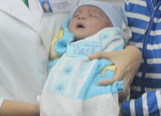 Bé sơ sinh bị dao đâm xuyên sọ não đã được xuất viện