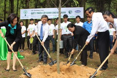 Vinamilk tặng 500 thùng sữa cho trẻ em Quảng Ninh
