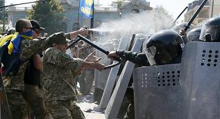 Tổng thống Ukraine trước nguy cơ bị lật đổ