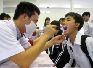 Bức xúc cách thu phí bảo hiểm y tế học sinh