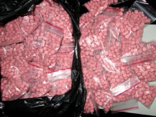 Cán bộ y tế vận chuyển 6 bánh Heroin