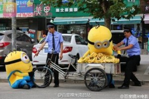 &quot;Chết cười&quot; 2 Minion đi bán chuối  bị cảnh sát &quot;túm cổ&quot;