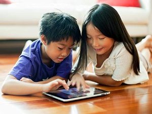 Trẻ xem TV, chơi iPad mỗi ngày bao nhiêu là đủ?