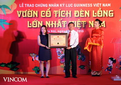 Vincom: &quot;Vườn cổ tích bằng đèn lồng lớn nhất Việt Nam&quot;