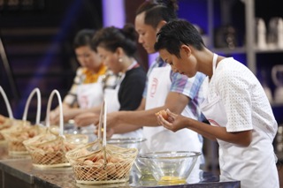Top 20 Master chef “run rẩy” với bài toán 50 quả trứng