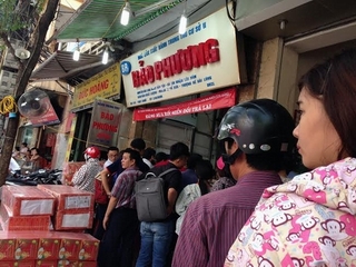  Đội nắng, xếp hàng mua bánh trung thu Bảo Phương