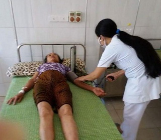 Mẹ tử vong, con nhập viện nghi do ăn bánh trung thu