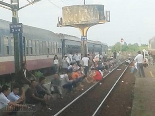 Tàu hàng trật bánh, đường sắt Bắc - Nam tê liệt