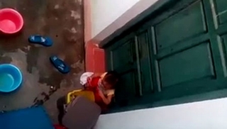 Bé mầm non nhặt rác ăn là con ai?