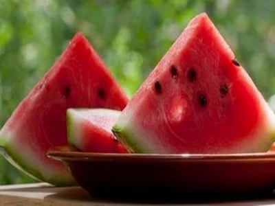 Vì sao không nên bỏ hạt khi ăn dưa hấu?