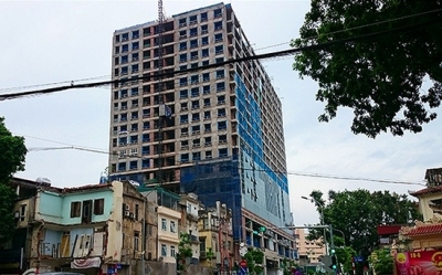 Quận Ba Đình giám sát việc phá dỡ phần vi phạm nhà 8B Lê Trực