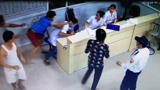 Đang được cấp cứu, bệnh nhân nhảy khỏi cáng đấm bác sĩ