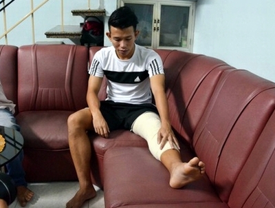 Tiền vệ Anh Khoa chỉ có 50% hy vọng trở lại sân cỏ