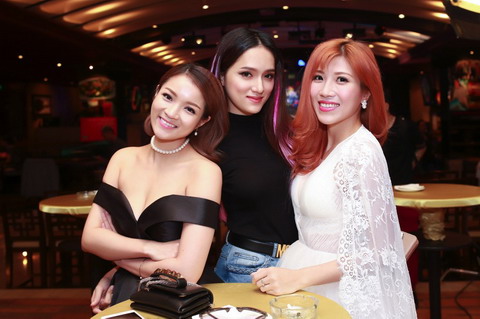 Cac khach moi vui ve giao luu voi phong vien bao dai 56_resize.jpg
