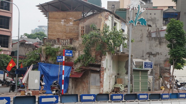 Hà Nội: Cực kỳ nhếch nhác ở con phố có tòa nhà 8B Lê Trực