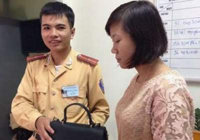 Nhận lại hàng chục triệu đồng đánh rơi giữa phố từ CSGT