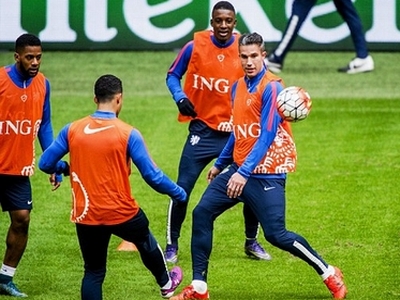 Hà Lan lục đục: Van Persie &quot;choảng&quot; nhau với Depay