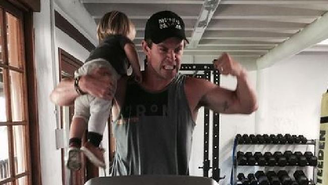 'Thần sấm Thor' Chris Hemswort vừa bế con vừa thể dục