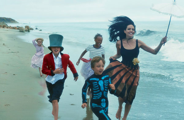 Angelina Jolie chụp ảnh cùng con trên tạp chí Vogue