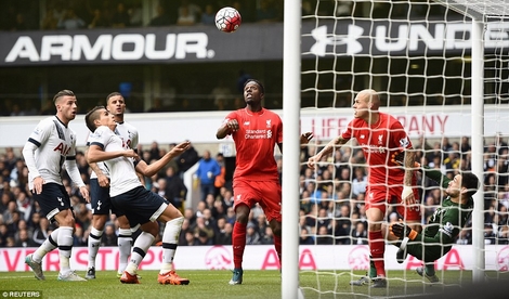 Origi (giữa) đánh đầu đưa bóng dội xà ngang Tottenham