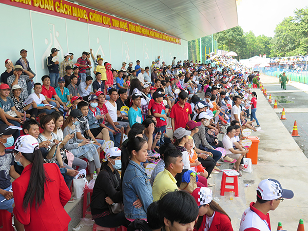 Khán giả nhiệt tình cổ vũ