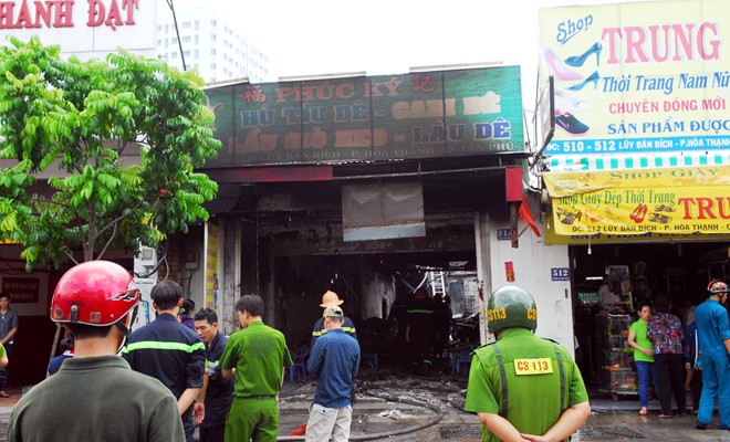 Nổ lớn gây sập nhà, 2 mẹ con bé gái tử vong
