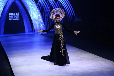 Thanh Hằng diện áo dài dát vàng 1,2 tỉ trên sàn catwalk