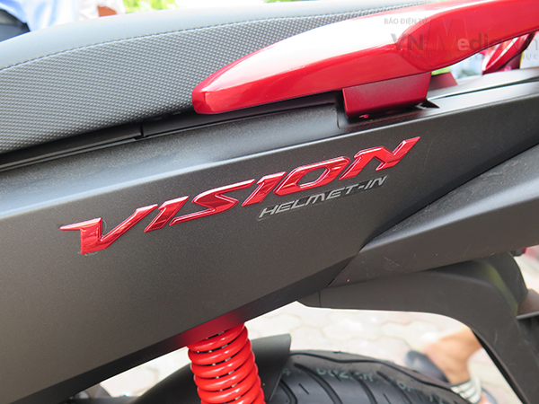 Chữ Vision nổi màu đỏ như kiểu Air Blade đen mờ