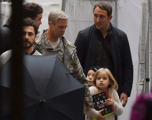 Brad Pitt mang con đến trường quay