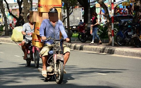 Một xe “cà tàng” lưu thông trên đường ở TP HCM
