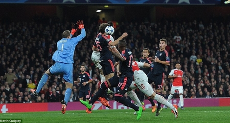 Neuer đón bóng hụt, tạo điều kiện để Giroud ghi bàn mở tỉ số
