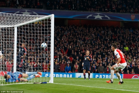 Thủ thành Neuer một lần nữa mắc sai lầm khi cản phá cú sút của Ozil