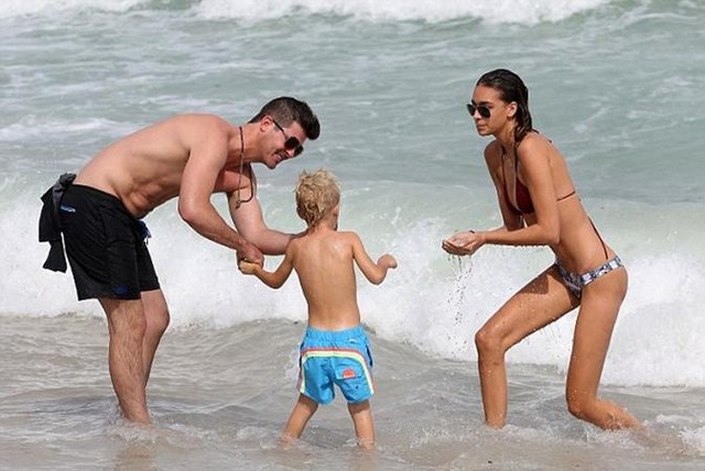 Bồ trẻ của Robin Thicke quyến rũ với bikini