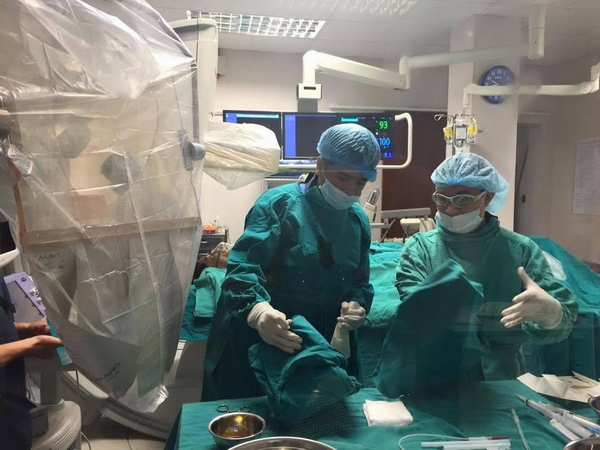 Các bác sĩ chuẩn bị trước giờ phẫu thuật.