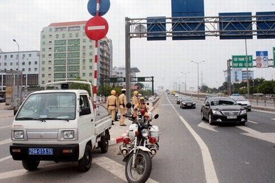 Hà Nội: Truy bắt xe tải phóng ngược chiều như bay vào &quot;rừng người&quot;