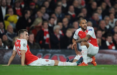 Ramsey (trái) phải rời sân ngay đầu hiệp 2 trận đấu với Bayern Munich