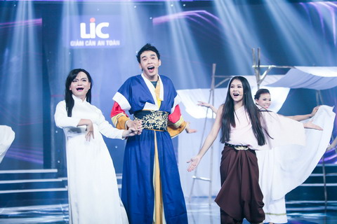 Tuần này, với chủ đề Nhân vật trong phim, ngôi sao của Chuyện tình Bangkok hóa thân thành anh chàng Pháp sư côn đồ, nhân vật nổi tiếng trong bộ phim cùng tên dẫn đầu doanh thu phòng vé Hàn Quốc năm 2013. Song hành cùng “pháp sư” Thuận Nguyễn là 2 ma nữ Mười (Trịnh Tú Trung) trong phim Mười và Nak (Sam) trong Tình người duyên ma. Cả 3 đã kết hợp vô cùng ăn ý với nhau tạo nên một kịch bản mà theo giám khảo Chi Bảo là “hết sức điện ảnh”.