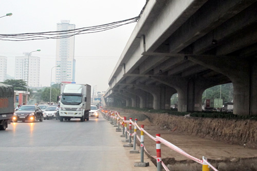 Hà Nội: Xén thảm cỏ để chống tắc đường