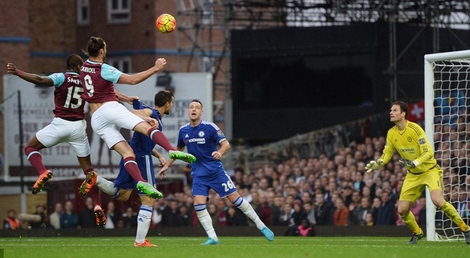 Carroll ghi bàn thắng quyết định cho West Ham
