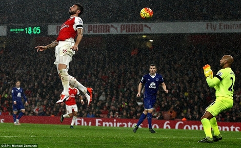 Giroud đánh đầu ngược tuyệt đẹp, mở tỉ số của trận đấu