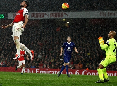 Hạ Everton, Arsenal bứt lên dẫn đầu Premier League